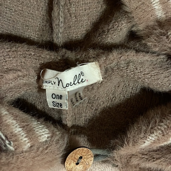 Simply Noelle Cape with a hood OS - Picture 4 of 5